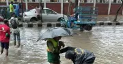 ঢাকায় মুষলধারে বৃষ্টি, জলাবদ্ধতা ও ভূমিধ্বসের শঙ্কা
