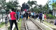জামালপুরে জলাবদ্ধতায় ট্রেন আটকে বিক্ষোভ, প্রশাসনের আশ্বাস