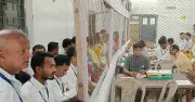 পশ্চিমবঙ্গ নির্বাচনে বিজেপি এগিয়ে ১০৬ আসনে, তৃণমূল ৯৮-এ