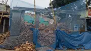 পুঠিয়ায় ঐতিহাসিক দারোয়ানবাড়ি ভাঙার অভিযোগ, দখলদারকে নিষেধ করেও ভাঙছে