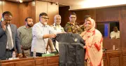 ঢাকা উত্তর সিটির বর্ষা মৌসুমে পরিচ্ছন্নতাকর্মীদের রেইনকোট বিতরণ