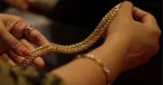 বিশ্ববাজারে স্বর্ণের দামে বড় পতন, দেশেও কমতে পারে