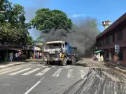 রাজশাহীতে সড়ক দুর্ঘটনায় নিহতের পর বালুবাহী ট্রাকে আগুন
