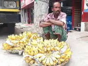 জামালপুরের ফুটপাতে কলা বিক্রেতার আয় কমে জীবনযুদ্ধ