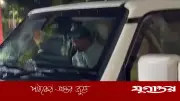 বৃষ্টিতে স্ত্রী নিয়ে নিজেই গাড়ি চালালেন প্রধানমন্ত্রী তারেক রহমান