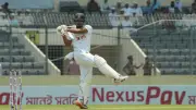 শান্ত-মুমিনুলের জুটিতে চাপ সামলে লাঞ্চে বাংলাদেশ
