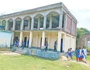 সিঁড়িহীন দোতলা ভবন: চার বছর ধরে অচল, শিক্ষার্থীদের দুর্ভোগ