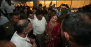 প্রধানমন্ত্রীর মানবিক দৃষ্টান্ত: বিয়ের অনুষ্ঠানের জন্য সংক্ষিপ্ত দলীয় সভা