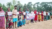 শরণখোলায় রাস্তা পাকাকরণের দাবিতে মানববন্ধন, ‘মৃতদের’ নামে খাদ্যবান্ধব চাল উত্তোলনে ক্ষোভ
