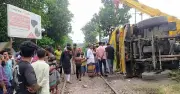 যশোরে ট্রেন-ট্রাক সংঘর্ষে চালক নিহত, হেলপার আহত