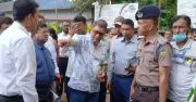 বরিশাল হাসপাতালে হঠাৎ পরিদর্শন স্বাস্থ্যমন্ত্রীর, কর্মী বরখাস্ত
