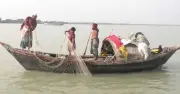 ঋণের জালে জেলেরা: নিষেধাজ্ঞা ও তেল সংকটে দুর্বিষহ জীবন