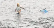 উপকূলের নারী জেলেরা: স্বীকৃতিহীন লড়াই ও জলবায়ু সংকটের শিকার