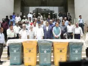 গুলশানে ময়লার বিন বিতরণ: উৎস থেকে বর্জ্য আলাদাকরণ শুরু ডিএনসিসির