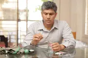 হঠাৎ রক্তচাপ বেড়ে গেলে কী করবেন, কী করবেন না