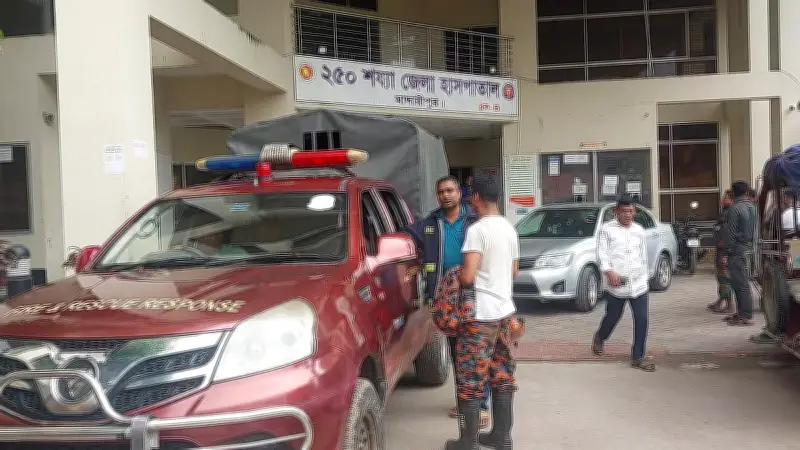 মাদারীপুরে হাসপাতালের লিফটে আটকে ১০ জন, দুই ঘণ্টা পর উদ্ধার