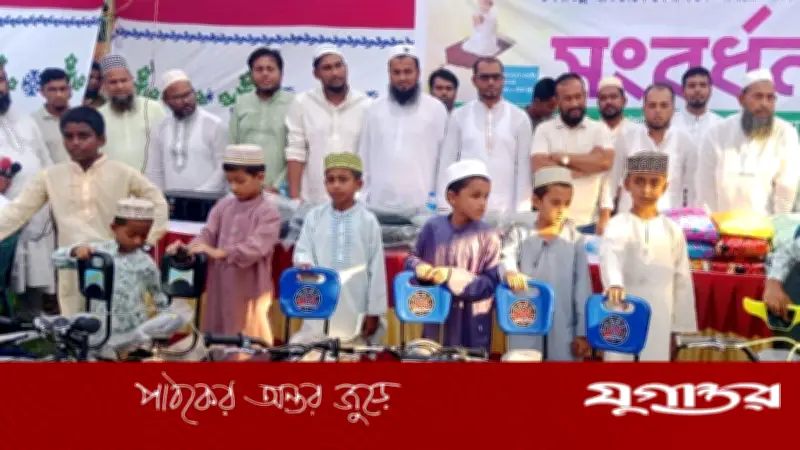 হাজীগঞ্জে টানা ২৭৫ ওয়াক্ত নামাজে ১৩ শিশুকে সাইকেল উপহার