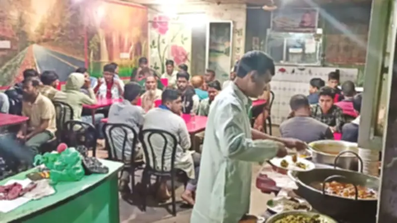 রেস্টুরেন্টের খাবারে অসুস্থ ১৬, শঙ্কায় দুই কিশোরী