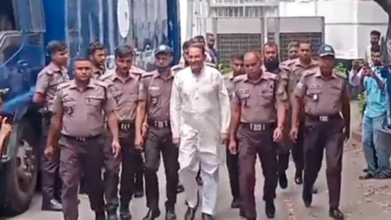 সড়কে ঝরল ৪ প্রাণ: নারায়ণগঞ্জে বাস-অটোরিকশা সংঘর্ষ