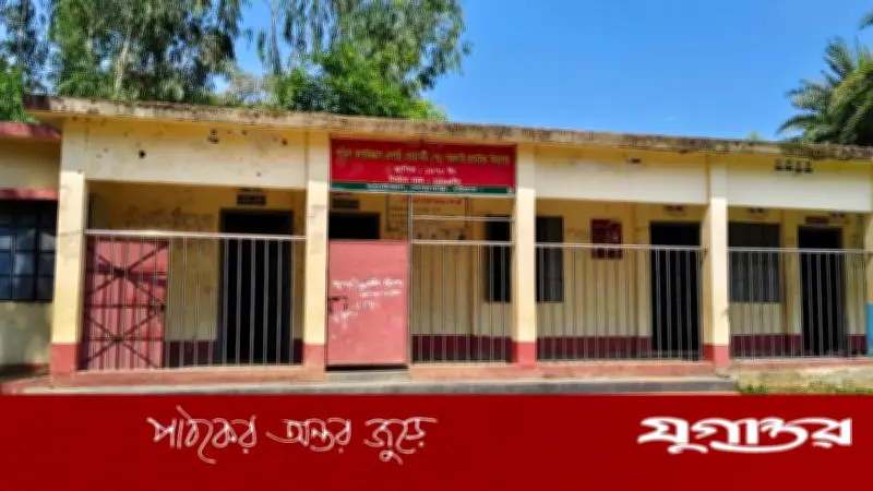 লোহাগাড়ায় স্কুলে ৭৮ শিক্ষার্থীর মধ্যে নিয়মিত উপস্থিত ১১, উপবৃত্তি পায় ৩৮