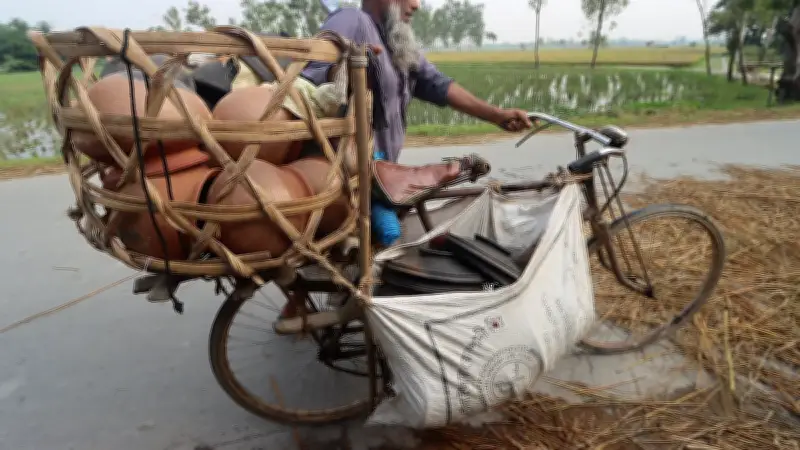 মনু নদে নৌকা চলছে বালুবাহী বাল্কহেড: একঝলক বাংলাদেশের বিভিন্ন অঞ্চলের দৈনন্দিন জীবন