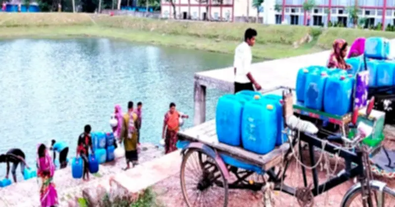 পাইকগাছার আলমশাহী পুকুর: লবণাক্ত তিন উপজেলার সুপেয় পানির একমাত্র উৎস