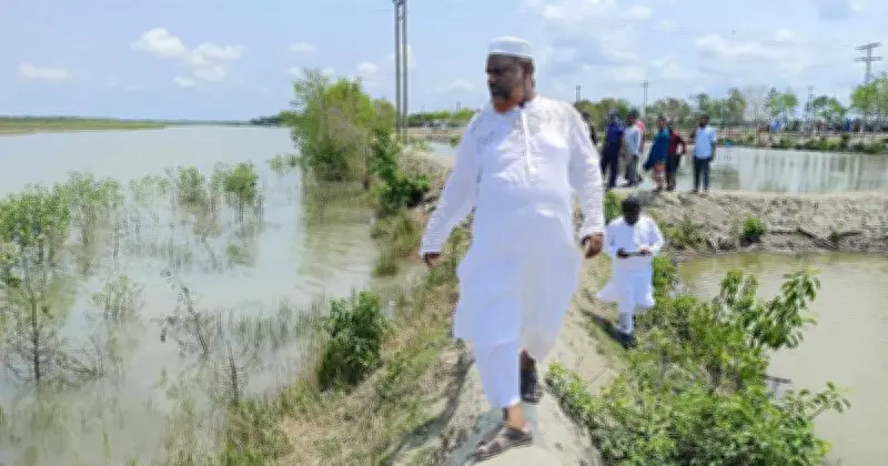 প্রধানমন্ত্রীর ত্রাণ তহবিলের টাকা বিতরণে বৈষম্যের অভিযোগ কয়রায়