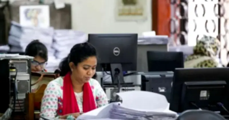 সরকারি-বেসরকারি অফিস খোলা, ঈদ ছুটি শেষে কর্মস্থলে ফিরছেন মানুষ