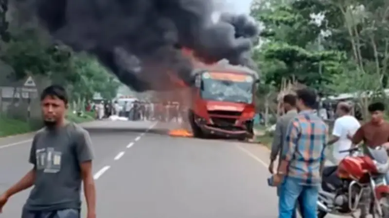 ফটিকছড়িতে বাসের চাপায় বাবা-ছেলের মৃত্যু, বাসে আগুন