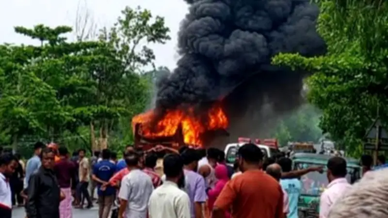 বাসচাপায় বাবা-ছেলের মৃত্যু, বিক্ষুদ্ধ জনতা বাসে আগুন দিলো