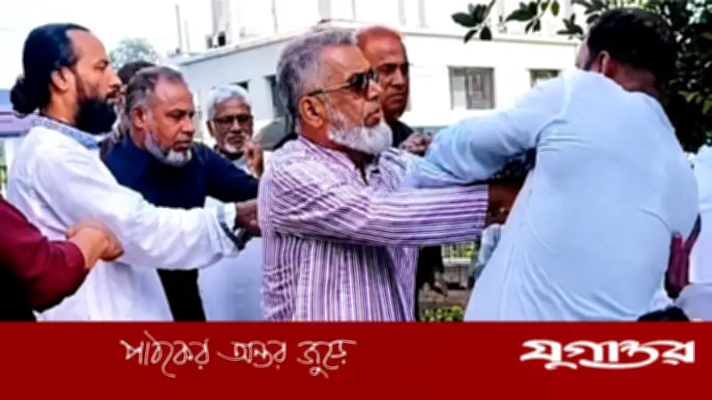 কমিটি বিতর্কে বিএনপির দুই গ্রুপের হাতাহাতি, জুতা উঁচিয়ে তেড়ে এলেন নেতা