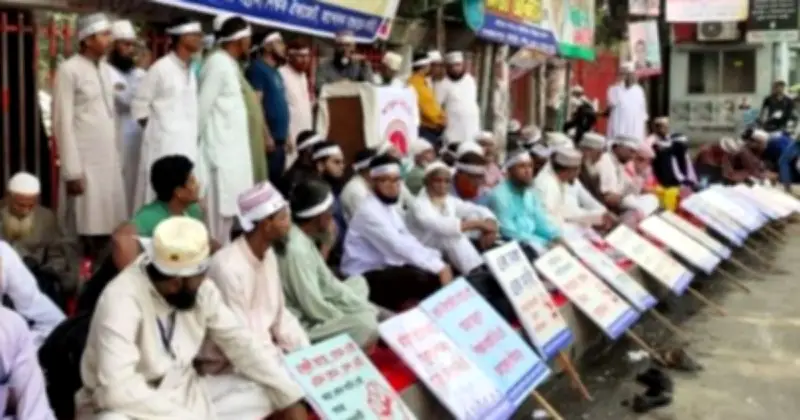 বেতন-ভাতা বৃদ্ধির দাবিতে প্রেস ক্লাবের সামনে মাদ্রাসা শিক্ষকদের অবস্থান ধর্মঘট