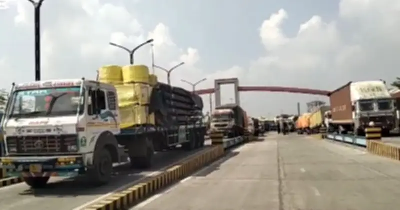 বেনাপোল বন্দরে সাত দিন পর শুরু আমদানি-রফতানি, চলছে ধীরগতি