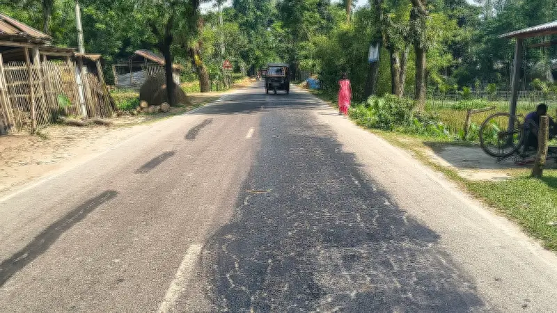কুড়িগ্রামে তাপপ্রবাহে সড়কের পিচ গলছে, জনজীবন বিপর্যস্ত