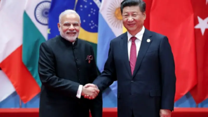 অতিষ্ঠ এলাকাবাসী ডাস্টবিন ফাঁকা, পুকুরজুড়ে আবর্জনার স্তূপ