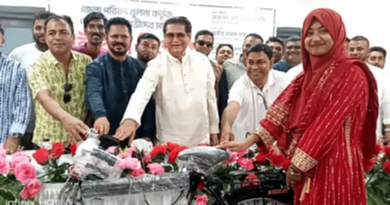 খুলনা জেলা পরিষদের উদ্যোগে ৩০ মেধাবী শিক্ষার্থী পেল সাইকেল