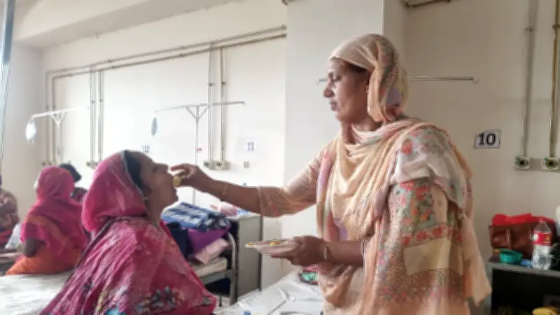 হামের যন্ত্রণায় কাঁদছেন লিপি, সান্ত্বনা দিচ্ছেন বোন