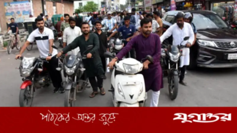যশোরে মোটরসাইকেল ঠেলে জ্বালানি তেলের দাম বৃদ্ধির প্রতিবাদ এনসিপির