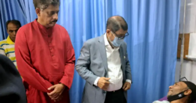 স্বাস্থ্যমন্ত্রীর হাসপাতালে নিহত শিশুর পিতার শারীরিক অবস্থা দেখতে যান