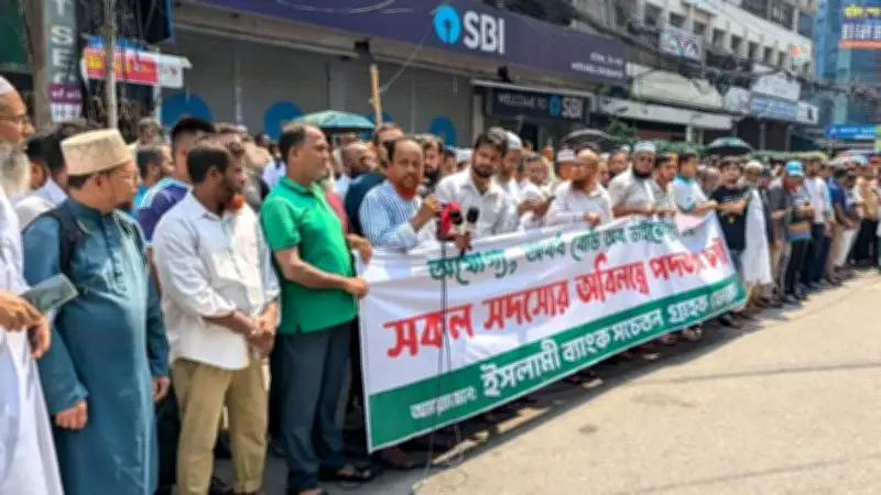 সতর্ক আইনশৃঙ্খলা বাহিনী, ইসলামী ব্যাংকের সামনে আন্দোলন, গ্রাহকদের পিকআপের ধাক্কায় বাবা-ছেলের মৃত্যু