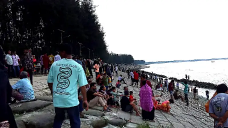 লক্ষ্মীপুরের ‘মিনি কক্সবাজার’: মেঘনা পাড়ে পর্যটকদের ভিড়