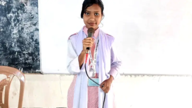 গান গেয়ে পুরস্কার জিতেছে মমতা খাতুন, পড়াশোনায়ও সেরা