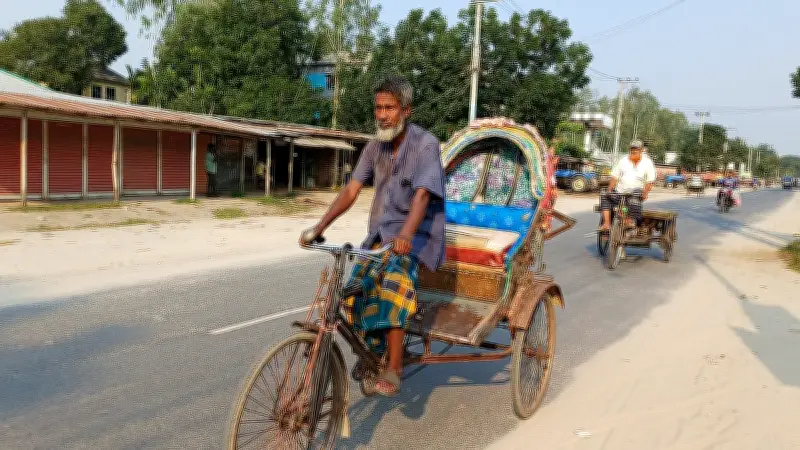 প্যাডেলের রিকশায় সংসার চালানো কঠিন, ব্যাটারিচালিত রিকশার ভিড়ে আয় কমেছে