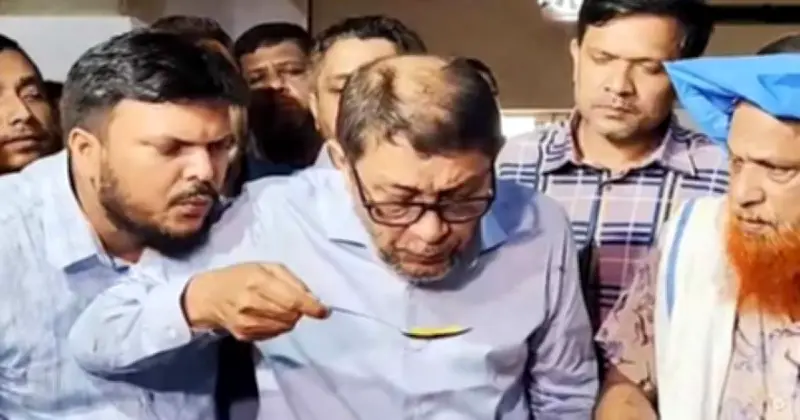 স্বাস্থ্যমন্ত্রীর খাবারে ফুঁ দেওয়া ডাক্তারের পরিচয় জানা গেছে