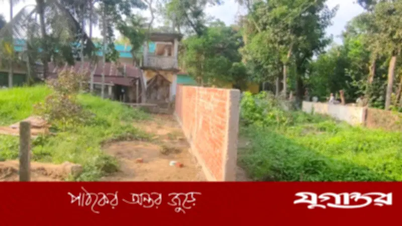 লোহাগাড়ায় কবরস্থানের মাঝে প্রাচীর নির্মাণ, দখলের অভিযোগ