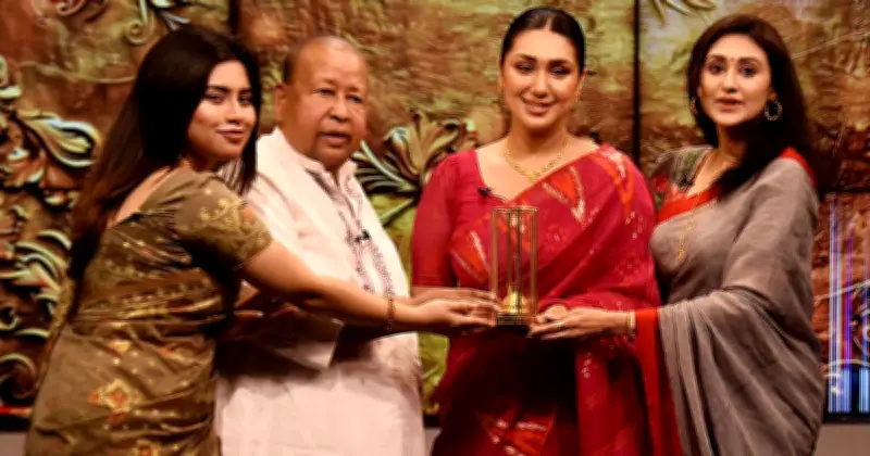 অপু বিশ্বাসকে সোনার কলস উপহার, আবেগঘন স্ট্যাটাস নায়িকার