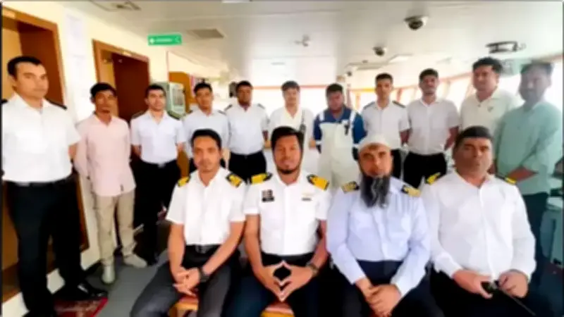 হরমুজ প্রণালিতে আটকে থাকা নাবিকদের দুর্দশা: খাদ্য-পানির সংকট, বাড়তি খরচ