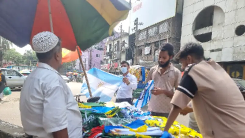 বিশ্বকাপকে ঘিরে ঢাকায় জার্সি-পতাকার বেচাকেনা বেড়েছে