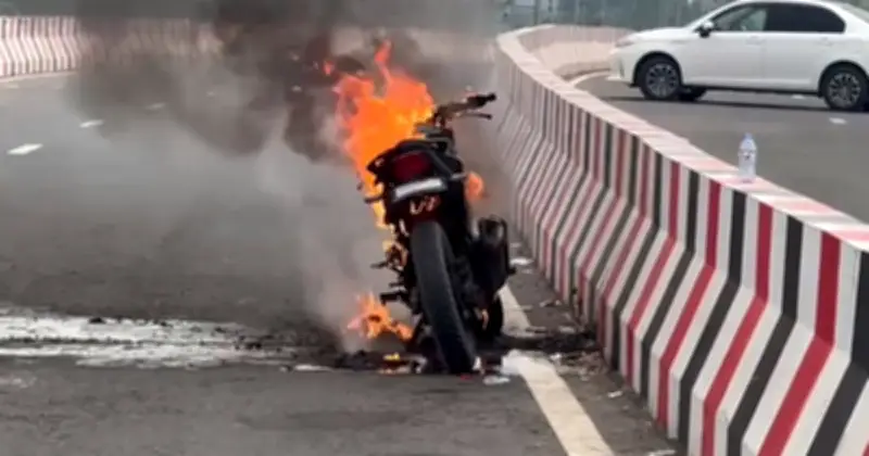 রাজশাহীতে ফ্লাইওভারে মোটরসাইকেল পোড়ানোর ভিডিও ভাইরাল