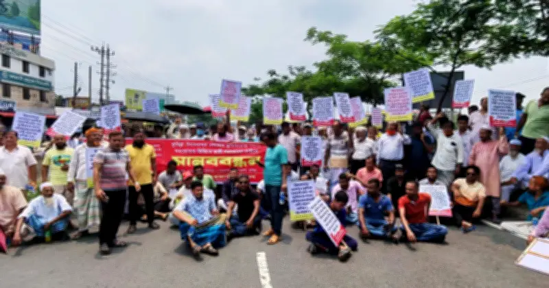 কুমিল্লায় ভূমি সমস্যার সমাধানে সড়ক অবরোধ, মানববন্ধন